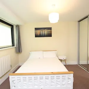 Lovely 2-bedroom In Docklands, E14 Apartment