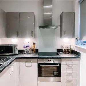 Luxury - 1 Min From Station Apartment