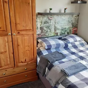 Homestay Double Bedroom Sleeps 1 Or 2 With Back Garden View Poole